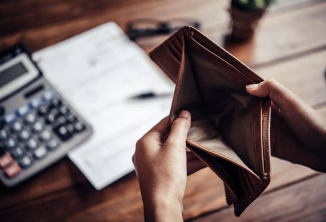 Cracks Appear in U.S. Economic Foundation
